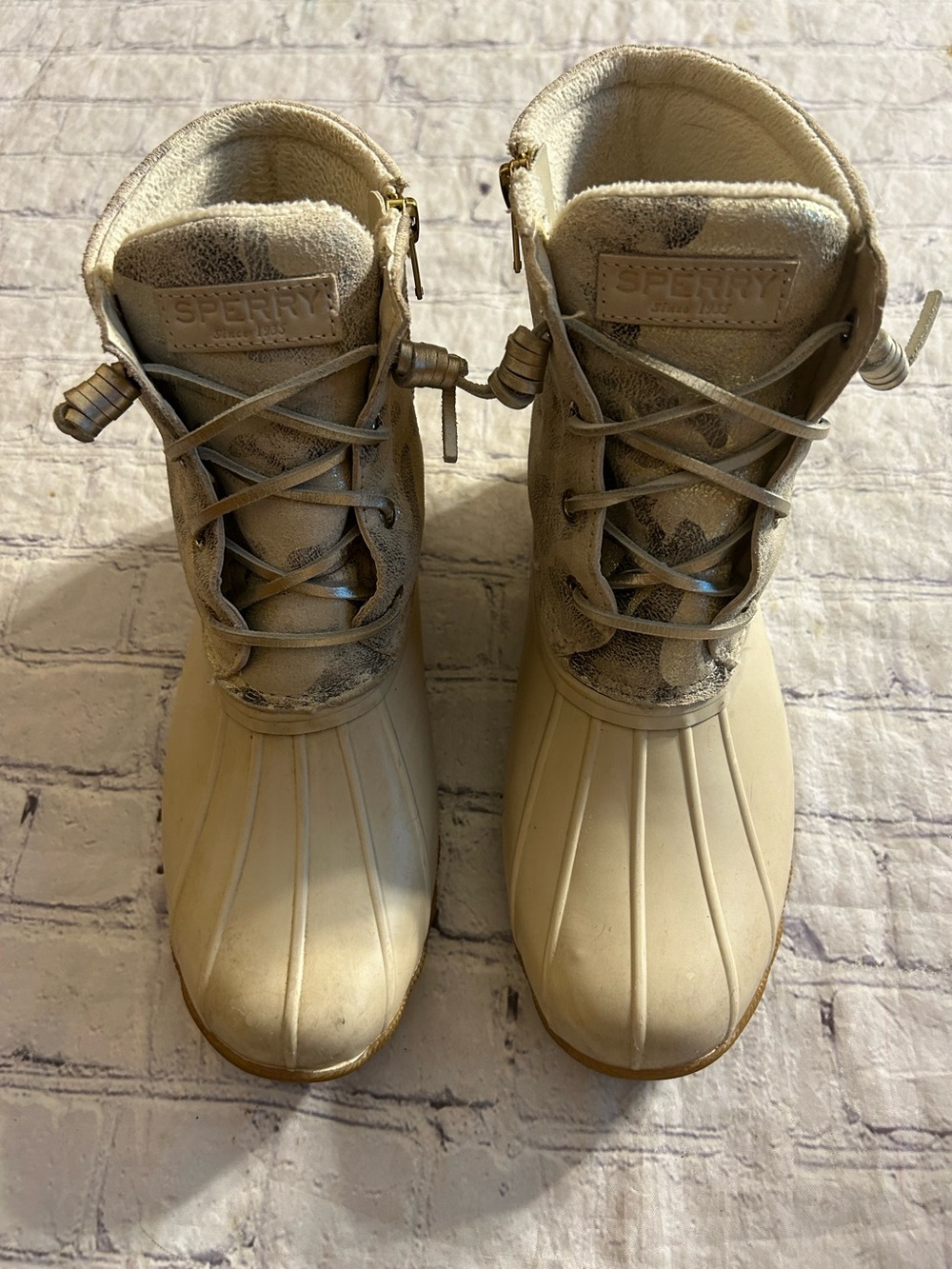 SPERRY SALTWATER METALLIC CAMO DUCK BOOTS IVORY GOLD TONE SIDE ZIPPER WATERPROOF